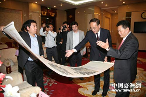 遼寧丹東市市長石光向鄭銘坤會長贈送山水畫卷 遼寧丹東市市長石光向鄭銘坤會長贈送山水畫卷