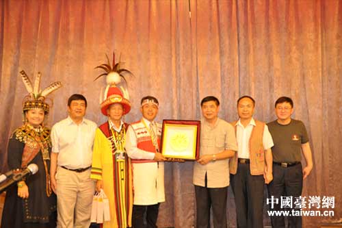 省政協副主席班程農等領導與交流團團長根志優先生互贈禮品 省政協副主席班程農等領導與交流團團長根志優先生互贈禮品