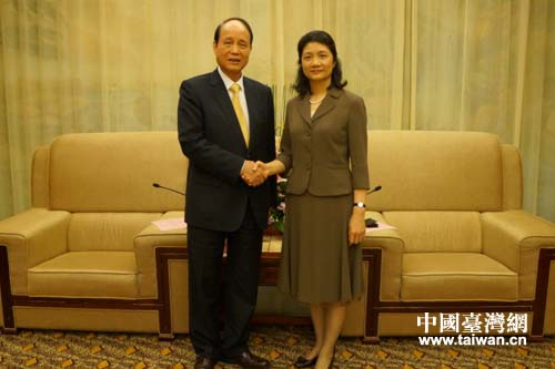 徐萍華(右)與林中森(左)親切握手 徐萍華(右)與林中森(左)親切握手