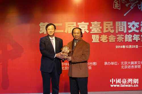 臺灣苗粟新奇藝術館雕刻師黎曜嘉先生向市臺聯贈送作品 臺灣苗粟新奇藝術館雕刻師黎曜嘉先生向市臺聯贈送作品