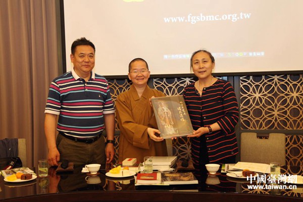 劉超英、北京西山大覺寺管理處主任姬脈利向佛陀紀念館館長如常法師贈送《北京大覺寺諸天造像》 劉超英、北京西山大覺寺管理處主任姬脈利向佛陀紀念館館長如常法師贈送《北京大覺寺諸天造像》