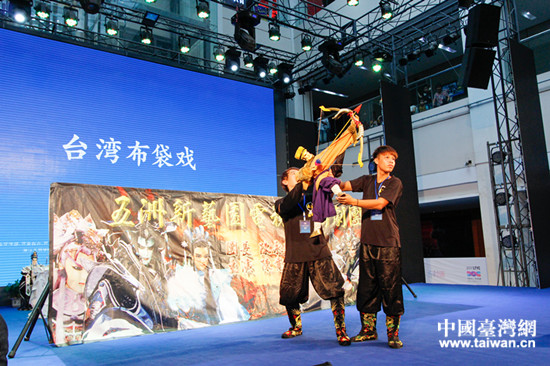 臺灣的民間藝術家帶來了布袋戲 臺灣的民間藝術家帶來了布袋戲