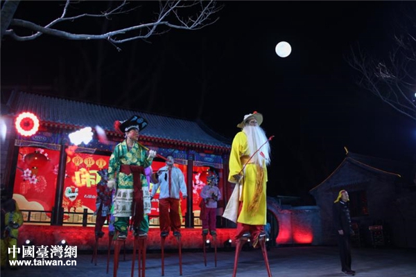 石景山現(xiàn)場-民俗表演踩高蹺 石景山現(xiàn)場-民俗表演踩高蹺