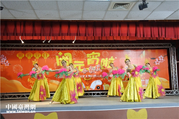 高雄前金區(qū)現(xiàn)場,石景山彩虹橋藝術(shù)團(tuán)表演舞蹈 高雄前金區(qū)現(xiàn)場,石景山彩虹橋藝術(shù)團(tuán)表演舞蹈