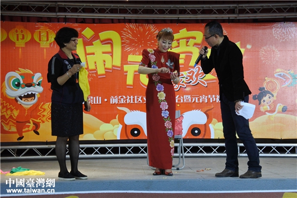 石景山彩虹橋藝術(shù)團(tuán)表演魔術(shù),邀請當(dāng)?shù)匕傩丈吓_互動-前金區(qū)現(xiàn)場 石景山彩虹橋藝術(shù)團(tuán)表演魔術(shù),邀請當(dāng)?shù)匕傩丈吓_互動-前金區(qū)現(xiàn)場