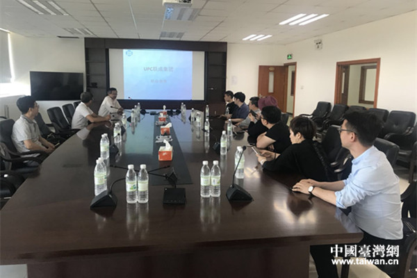 盤錦聯(lián)成化學總經理耿興智為參訪團成員介紹企業(yè)及產品情況 盤錦聯(lián)成化學總經理耿興智為參訪團成員介紹企業(yè)及產品情況