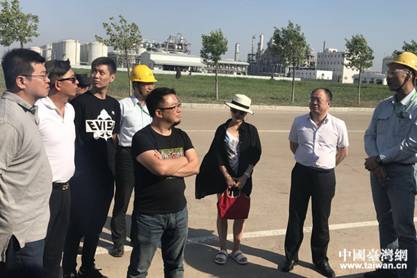 長春化工(盤錦)有限公司副總經理葉仕文(右一)為參訪團成員介紹企業(yè)情況 長春化工(盤錦)有限公司副總經理葉仕文(右一)為參訪團成員介紹企業(yè)情況