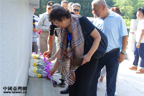 黃埔后代參觀抗戰英雄楊靖宇墓碑,敬獻花束,緬懷先烈