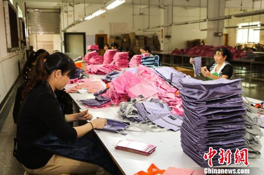 工人正在生產(chǎn)文具產(chǎn)品 工人正在生產(chǎn)文具產(chǎn)品