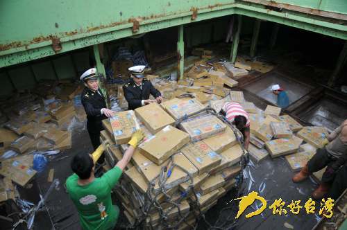 廈門海關關員現場監管臺灣自捕秋刀魚 廈門海關關員現場監管臺灣自捕秋刀魚