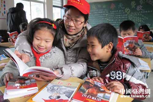 王文均(中)輔導學生