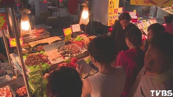 大陸游客逛夜市愛“共食”臺官員:體驗(yàn)更多小吃