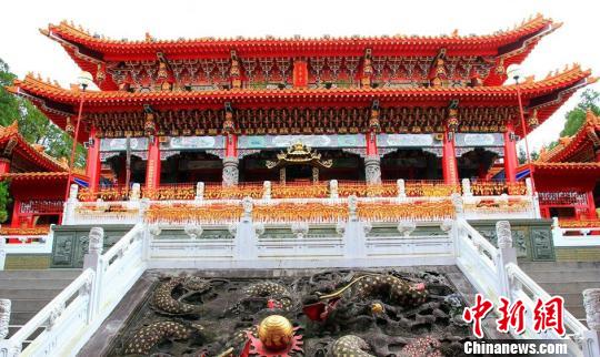 福建作家題聯為日月潭唯一的一副大陸作品。 鄧家輝 攝