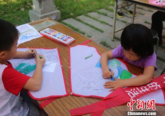 臺(tái)灣嘉義觀音大士爺巨型風(fēng)箏飛上天象征兩岸和合一家人