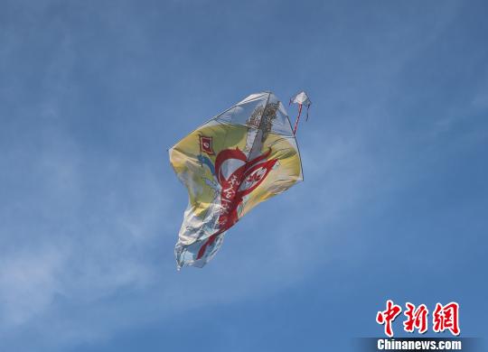 圖為,觀音大士爺巨型風(fēng)箏,圖案上有一“中”字,象征兩岸和合一家人。 石龍洪 攝