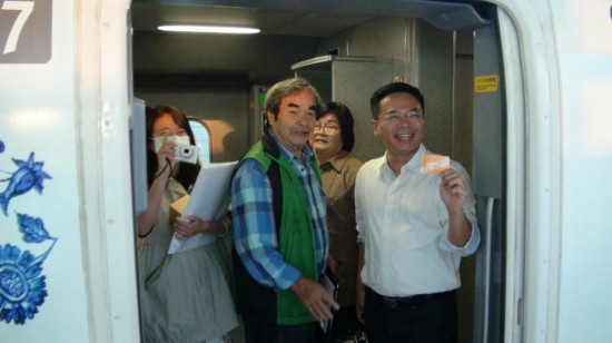 臺高鐵苗栗彰化云林三站通車營運(yùn) 民眾搶搭紀(jì)念