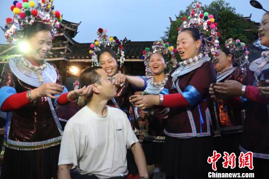 侗族女子用米酒招待賓客 侗族女子用米酒招待賓客