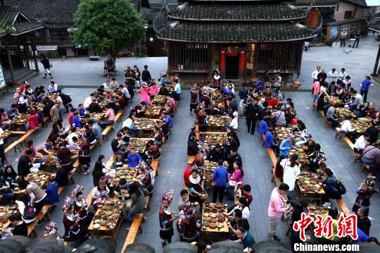 為侗族民眾擺起“百家宴”款待賓朋 為侗族民眾擺起“百家宴”款待賓朋