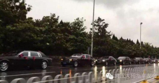 5月15日,這支價值超過2個億的婚禮車隊一露面,立即“驚呆了”路人,并被手快的網友上傳到網上。而出現在婚禮現場的明星大腕陣容,同樣令網友們直呼“太牛了”。(圖片來源:武漢大拇指車友會)