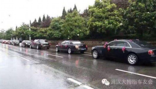 12輛勞斯萊斯幻影+10臺賓利+10臺超跑+20輛寶馬7系+20輛奔馳s級,排成縱隊。并出動50輛奧迪a6、a8接送賓客,這可不是頂級名車流動展,而是出現在武漢市區街頭,的豪華婚禮車隊。(圖片來源:武漢大拇指車友會)