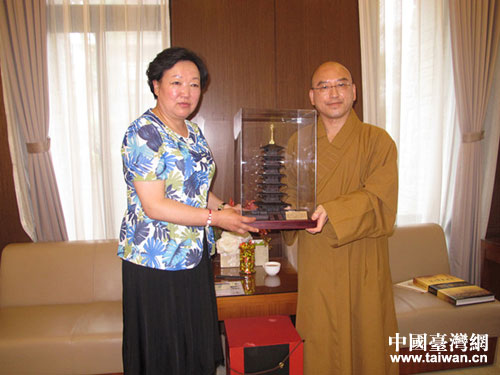 陳偉向法鼓山副主持贈送涇川大云寺佛塔
