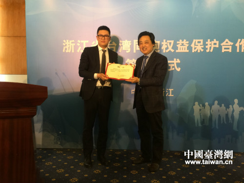 省臺(tái)辦莊躍成主任向法律顧問頒發(fā)聘書 省臺(tái)辦莊躍成主任向法律顧問頒發(fā)聘書