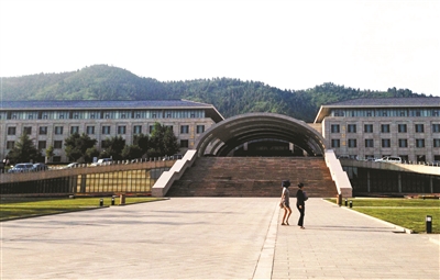 位于昌平十三陵水庫附近的中石化會議中心 攝影/本報記者 黃亮 位于昌平十三陵水庫附近的中石化會議中心 攝影/本報記者 黃亮