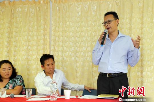 全非洲中國和平統(tǒng)一促進會會長李新鑄代表華人社區(qū)發(fā)言,支持僑團一定要發(fā)出自己的聲音。 宋方燦 攝