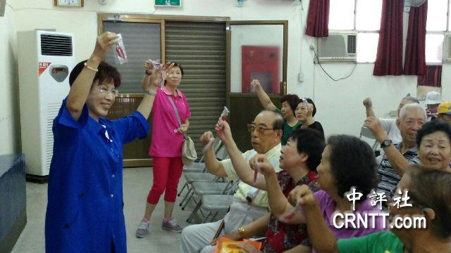 果貿(mào)住戶自發(fā)性地送辣椒,幫洪秀柱打氣。 果貿(mào)住戶自發(fā)性地送辣椒,幫洪秀柱打氣。