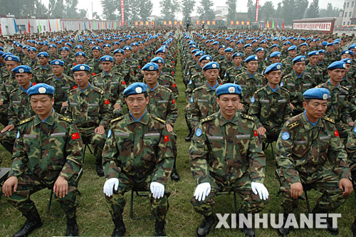 8月17日,中國首批赴蘇丹達爾富爾維和工程兵大隊在河南焦作正式成立,該大隊由300多名官兵組成。 新華社發(楊帆 攝)