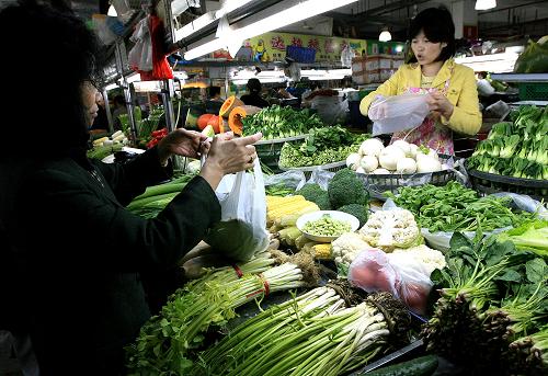 11月10日,顧客在上海市的一家菜場選購蔬菜。來自上海最大的蔬菜集散地上海江橋蔬菜批發市場的信息顯示,自今年8月以來,上海蔬菜價格一直處于下跌趨勢,10月底,上海市場蔬菜混合平均價格為1.48元/公斤,較去年同期1.77元/公斤已下降兩成。新華社記者陳飛攝