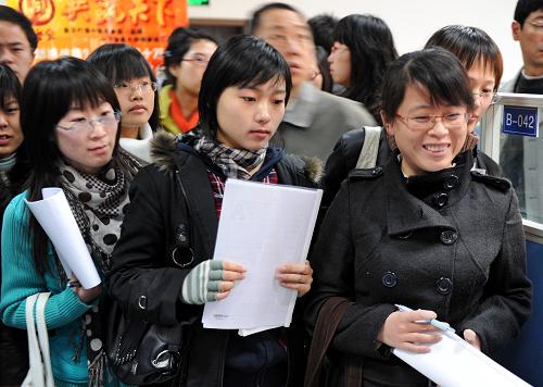 “青島市2009屆高校畢業生就業服務周”正式啟動 11月18日,幾名大學生正在招聘會上求職。 當日,“青島市2009屆高校畢業生就業服務周”正式啟動。據了解,11月16日至30日,人力資源和社會保障部將在各地舉辦“全國2009屆高校畢業生就業服務周”活動,各地預計將舉行現場招聘會259場,參會的用人單位近3萬家,擬招聘人數38.9萬人;此外,131家網站還將同期舉辦網絡招聘會,提供職位信息3.2萬余條,擬招聘人數14萬人。 新華社記者 李紫恒 攝