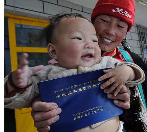 西藏那曲縣香茂鄉一名農牧民帶孩子到鄉衛生所看病(10月29日攝)。2008年,國家再次提高了西藏農牧民免費醫療補助標準,在過去年人均100元的基礎上,西藏農牧民免費醫療標準達到了年人均140元,其中中央補貼125元。據了解,西藏和平解放、特別是改革開放以來,國家已累計撥款超過18億元用于發展西藏醫療衛生事業,每年用于農牧民的醫療補貼超過2000萬元。新華社記者 覺果 攝