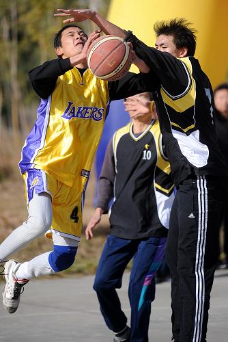 12月5日,南京市高淳一隊球員(左)在比賽中帶球突破。當日,南京市“建設新農村”農民男子籃球賽分別在南京市高淳縣古柏鎮武家嘴村和淳溪鎮戴村新建的“新農村體育健身工程”籃球場舉行,共有來自南京市7個區縣的8支農民籃球隊參加了本次比賽。