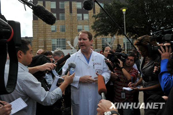 11月7日,在美國得克薩斯州距胡德堡30英里處的坦普爾市斯科特和懷特康復(fù)中心舉行的聯(lián)合記者招待會上,斯科特和懷特康復(fù)中心外科手術(shù)主任W·羅伊·史密斯回答記者提問。當(dāng)日,得克薩斯州州長佩里、州眾議員以及W·羅伊·史密斯等在這里舉行了聯(lián)合記者會。史密斯醫(yī)生說,該中心共收治10名傷員,4名已經(jīng)出院,剩下的傷員有可能終身殘疾。來自世界各地的多家媒體記者紛紛趕到胡德堡附近,對此次槍擊案進(jìn)行后續(xù)跟蹤報道。胡德堡陸軍基地5日下午發(fā)生一名軍官開槍行兇的重大槍擊案,造成13人死亡、30人受傷。