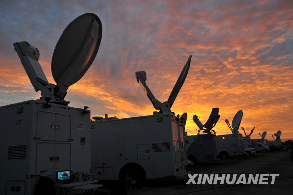 11月7日,在美國得克薩斯州胡德堡陸軍基地,全球各大媒體的電視采訪車齊聚第三師師部。來自世界各地的多家媒體記者紛紛趕到胡德堡附近,對此次槍擊案進(jìn)行后續(xù)跟蹤報道。胡德堡陸軍基地5日下午發(fā)生一名軍官開槍行兇的重大槍擊案,造成13人死亡、30人受傷。