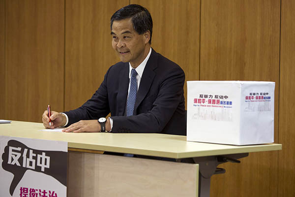 17日,“保普選、反占中大聯盟”游行隊伍在維多利亞公園集合。( 17日,“保普選、反占中大聯盟”游行隊伍在維多利亞公園集合。(