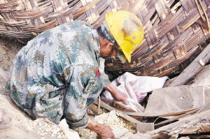 昆明人在魯甸震區抗震救災的日子 昆明人在魯甸震區抗震救災的日子
