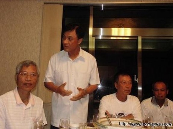 民進(jìn)黨2014七合一選舉,競(jìng)爭(zhēng)激烈的臺(tái)中市長(zhǎng)選舉提名,在前民進(jìn)黨秘書長(zhǎng)蘇嘉全(左二)宣布退選後,黨中央今(30)日表示,將由民進(jìn)黨立委林佳龍、蔡其昌兩位參選人在12月30日進(jìn)行民調(diào)。(圖:資料照片) 民進(jìn)黨2014七合一選舉,競(jìng)爭(zhēng)激烈的臺(tái)中市長(zhǎng)選舉提名,在前民進(jìn)黨秘書長(zhǎng)蘇嘉全(左二)宣布退選後,黨中央今(30)日表示,將由民進(jìn)黨立委林佳龍、蔡其昌兩位參選人在12月30日進(jìn)行民調(diào)。(圖:資料照片)