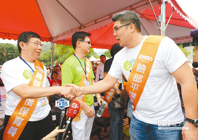 連勝文柯文哲同臺碰面 握手“你好”無互動 連勝文柯文哲同臺碰面 握手“你好”無互動