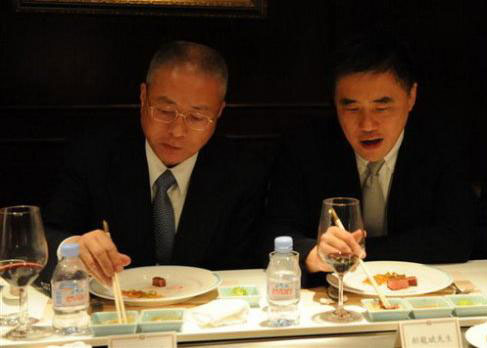 吳敦義與郝龍斌舊照。當時,吳敦義任職國民黨秘書長,郝龍斌任職臺北市長 吳敦義與郝龍斌舊照。當時,吳敦義任職國民黨秘書長,郝龍斌任職臺北市長