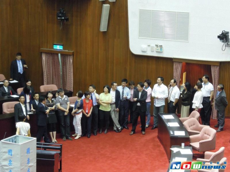 臺灣“立法院”昨天處理“監察院院長、副院長”同意權投票,但綠營“立委”卡在領票處,技術性杯葛投票進行 臺灣“立法院”昨天處理“監察院院長、副院長”同意權投票,但綠營“立委”卡在領票處,技術性杯葛投票進行