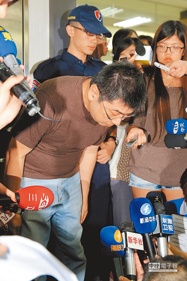 復(fù)興航空總經(jīng)理徐以聰 三度向社會(huì)大眾鞠躬道歉 復(fù)興航空總經(jīng)理徐以聰 三度向社會(huì)大眾鞠躬道歉