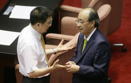 國民黨“中央政策會”執行長林鴻池(左)與民進黨“立院”黨團總召柯建銘(右)交換意見。 國民黨“中央政策會”執行長林鴻池(左)與民進黨“立院”黨團總召柯建銘(右)交換意見。