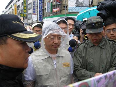 臺(tái)當(dāng)局“行政院長(zhǎng)”江宜樺(左2)南下視察高雄氣爆災(zāi)區(qū) 臺(tái)當(dāng)局“行政院長(zhǎng)”江宜樺(左2)南下視察高雄氣爆災(zāi)區(qū)