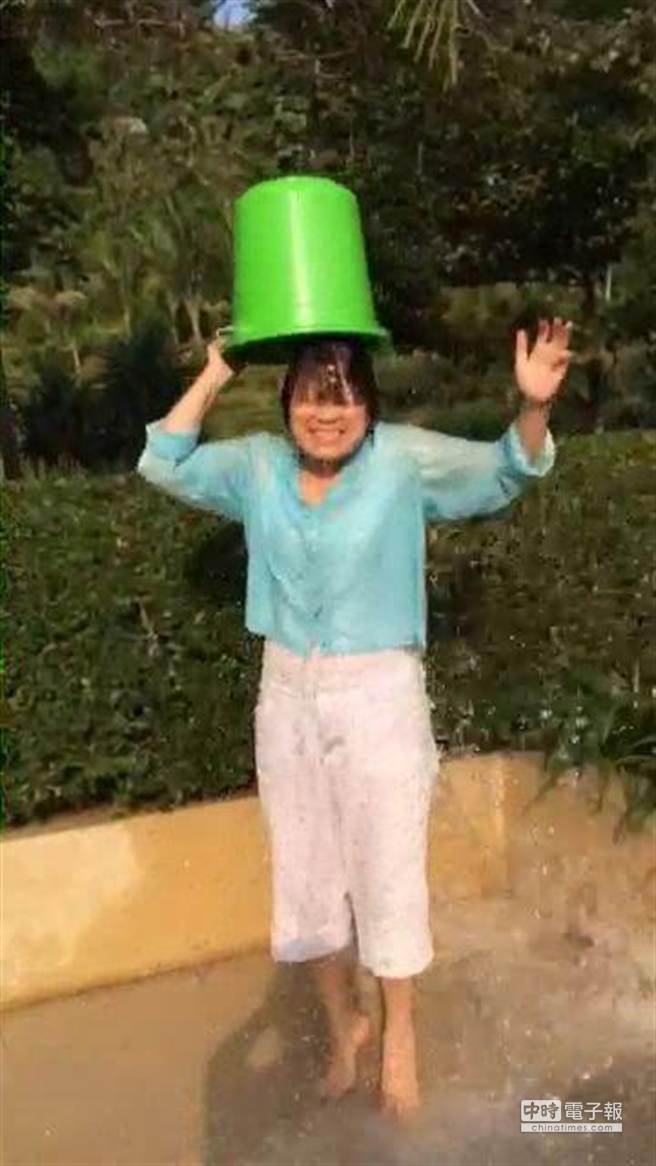 龍應(yīng)臺“冰桶挑戰(zhàn)”被潑3次 點(diǎn)名林青霞蔡琴接棒 龍應(yīng)臺“冰桶挑戰(zhàn)”被潑3次 點(diǎn)名林青霞蔡琴接棒