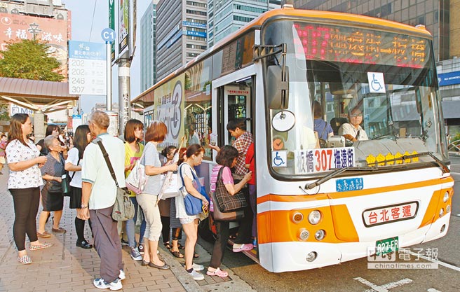 柯文哲不顧10萬通勤族提改公交線 業者自嘲要裝“葉克膜” 柯文哲不顧10萬通勤族提改公交線 業者自嘲要裝“葉克膜”
