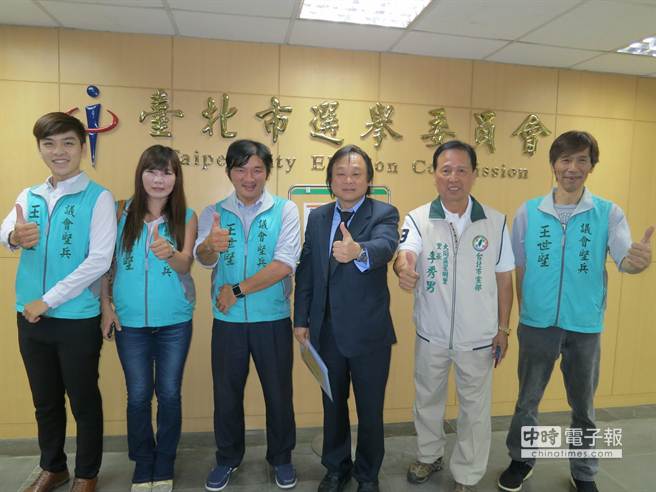 王世堅昨日下午才低調赴選委會完成參選登記,今日便因緋聞宣布暫停競選活動 王世堅昨日下午才低調赴選委會完成參選登記,今日便因緋聞宣布暫停競選活動