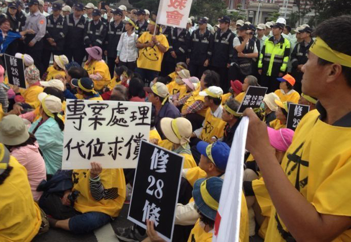 華隆自救會今(9)日于“雙十”前夕突襲馬辦,持續(xù)要求臺當(dāng)局給予自救會應(yīng)得退休金。 華隆自救會今(9)日于“雙十”前夕突襲馬辦,持續(xù)要求臺當(dāng)局給予自救會應(yīng)得退休金。