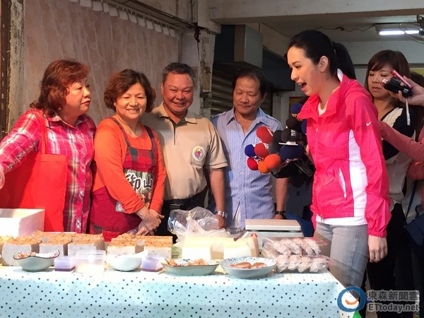蔡依珊市場掃街照鏡子顧形象 買菜頭粿被嗆面不改色 蔡依珊市場掃街照鏡子顧形象 買菜頭粿被嗆面不改色